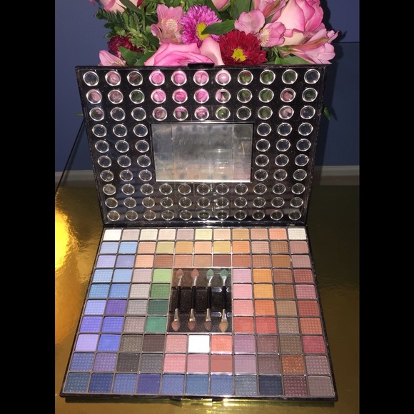 BR eye shadow palette with 98 colors!