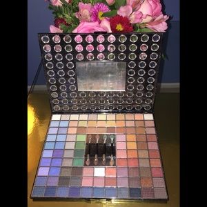 BR eye shadow palette with 98 colors!