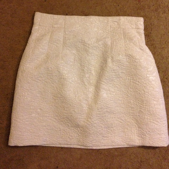 Very light cream skirt with silver designs - Picture 1 of 3
