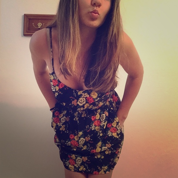Dresses & Skirts - Flower print summer dress!