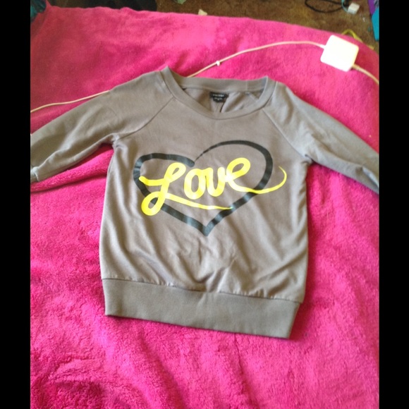 Super cute "Love" open back 3/4 sleeve top