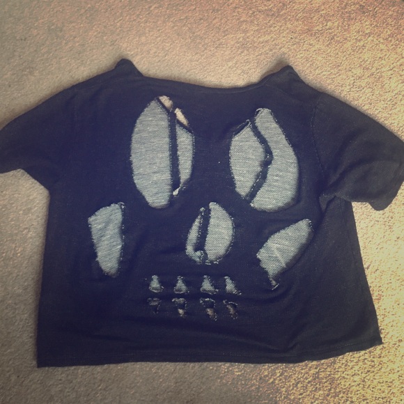 Black brandy Melville top w/ a cut out skull back