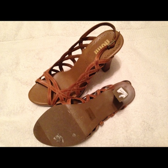 Tan Heels - Picture 2 of 2
