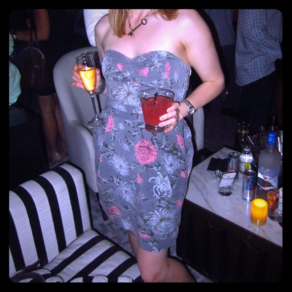 Aritzia Dresses & Skirts - Wilfred Aritzia sz6 gray dress w/flowers & pockets