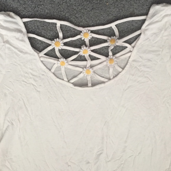 white daisy shirt
