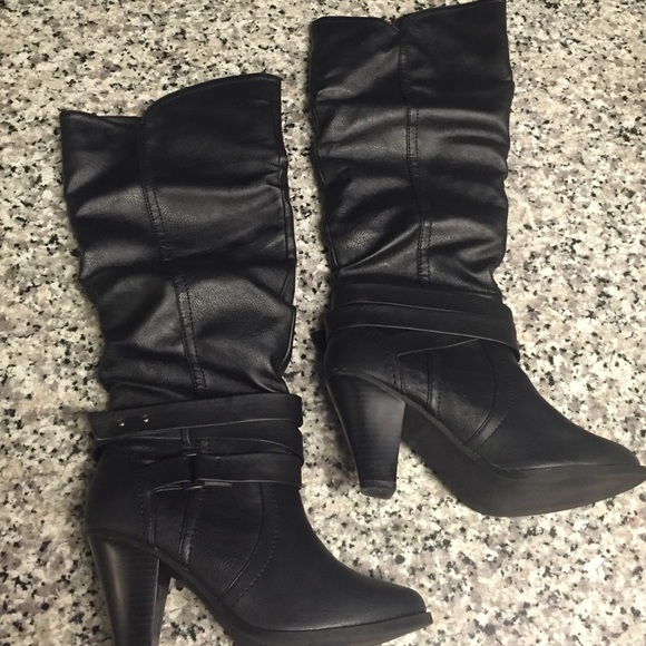 Black heeled boots - Picture 2 of 2