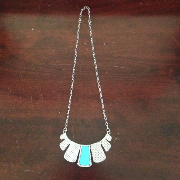 A necklace - Picture 1 of 2