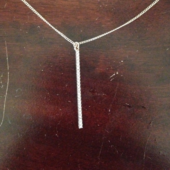 A necklace - Picture 2 of 4