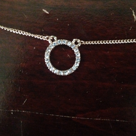 A necklace - Picture 4 of 4