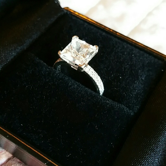 Engagement ring - Picture 3 of 4