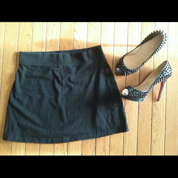 BLACK MINI SKIRT. - Picture 1 of 2