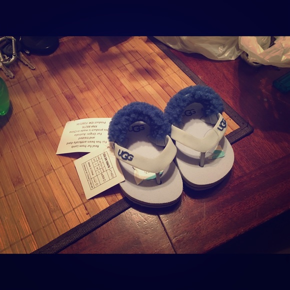 Baby ugg flip flops NWT very cute size baby blue
