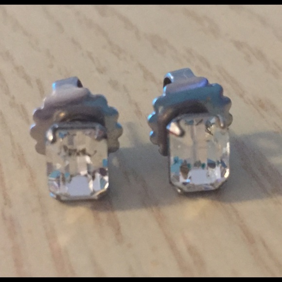 Clear sorrelli studs