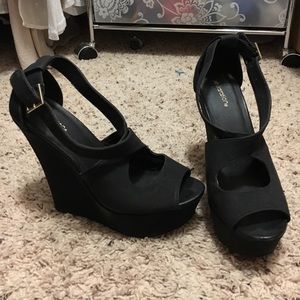 Black wedges