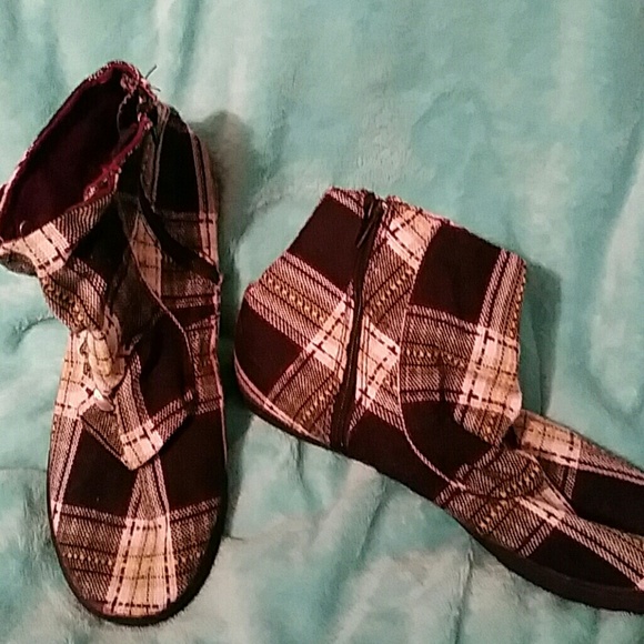 Plaid boots! - Picture 2 of 3