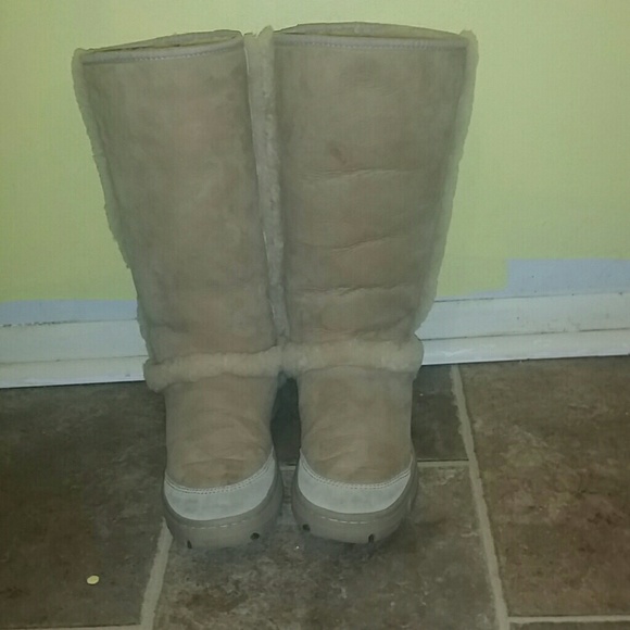 UGGS - Picture 2 of 4