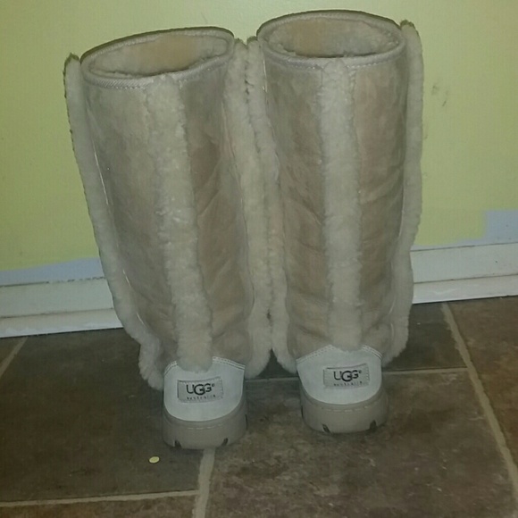 UGGS - Picture 3 of 4