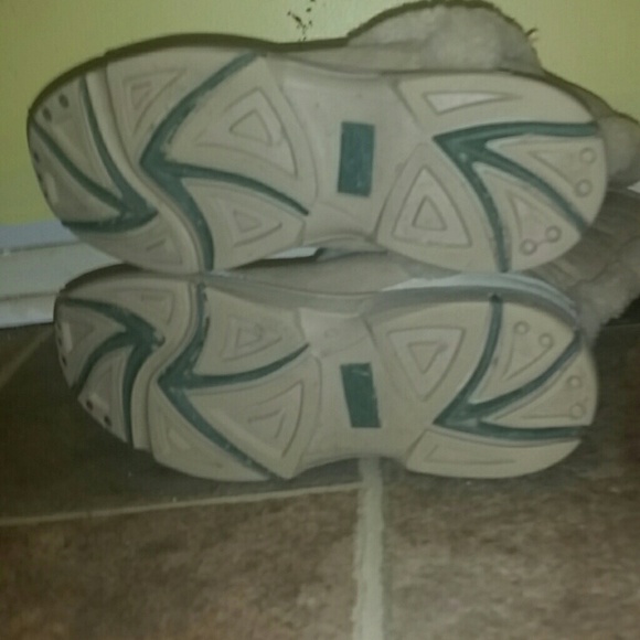 UGGS - Picture 4 of 4