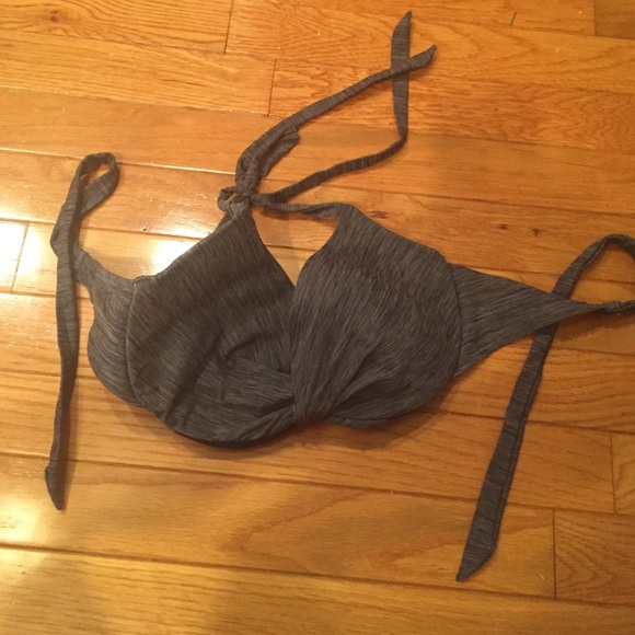 H&M swimsuit top ,medium ,bet for Cs - Picture 1 of 1
