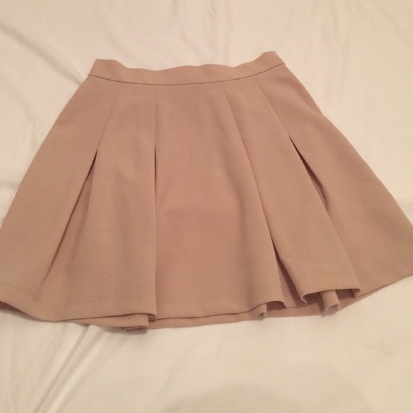 Short skirt - Picture 1 of 2