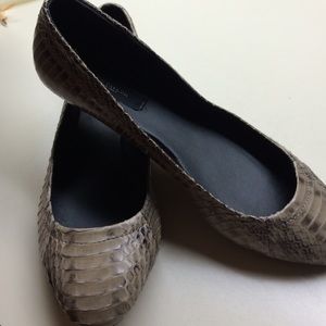 Ann Taylor leather snakeskin feel sz 8 flats.