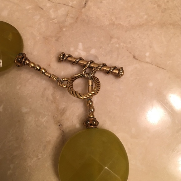Gorgeous olive/lime green jeweled necklace - Picture 4 of 4