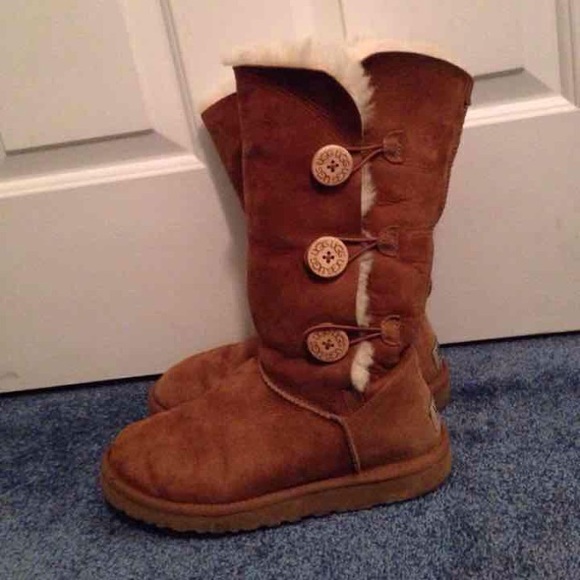 Authentic Bailey Button up Uggs - Picture 2 of 4