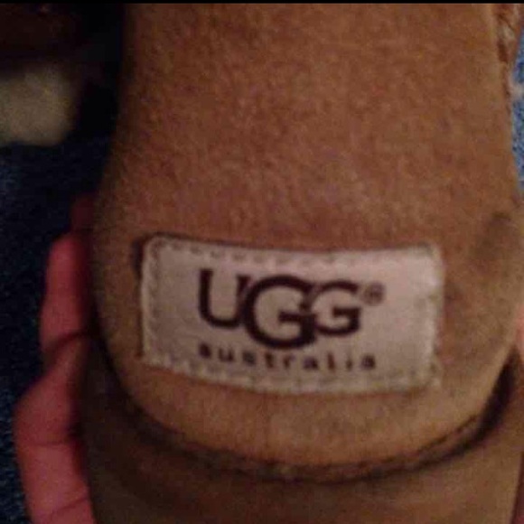 Authentic Bailey Button up Uggs - Picture 3 of 4