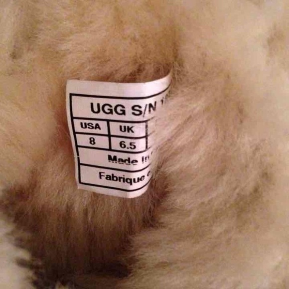 Authentic Bailey Button up Uggs - Picture 4 of 4