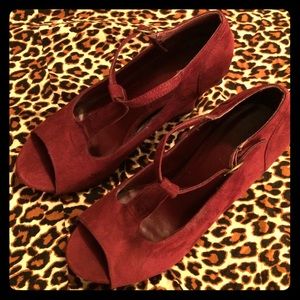 T-strap, peep toe hidden platform chunky heel