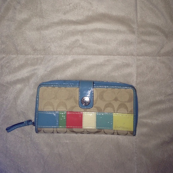 Coach wallet (authentic)