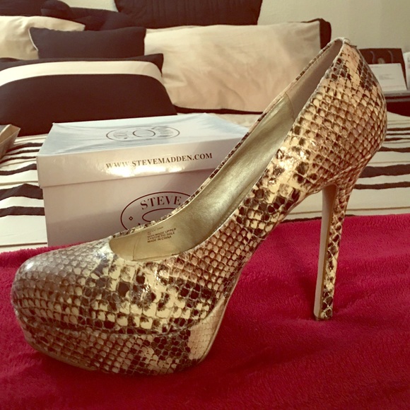 Steve Madden Tan 6" Pumps