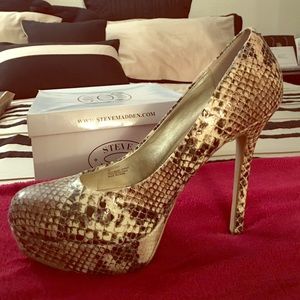 Steve Madden Tan 6" Pumps