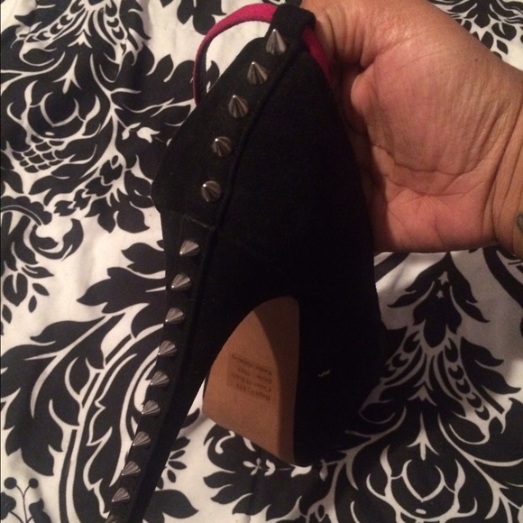Bakers Black suede and fuchsia pump😬 - Picture 2 of 2