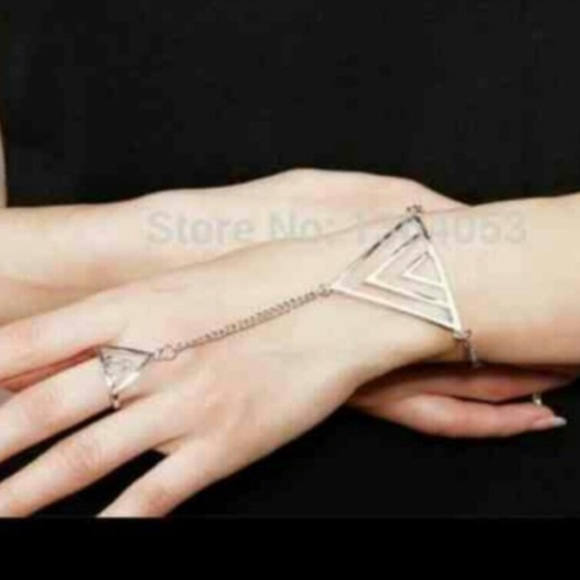 Triangle finger bracelet