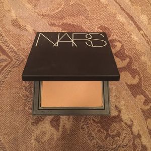Nars All Day Luminous Powder Foundation