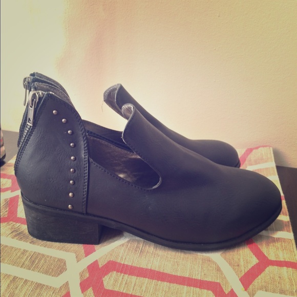 Urban Outfitters Shoes - Ecote urban outfitters cut out booties boots ankle