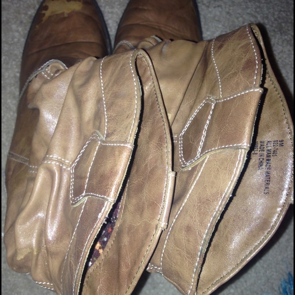 Boots size 9