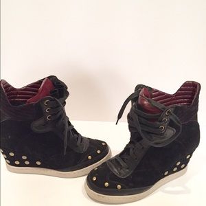 Report Wedge Sneaker