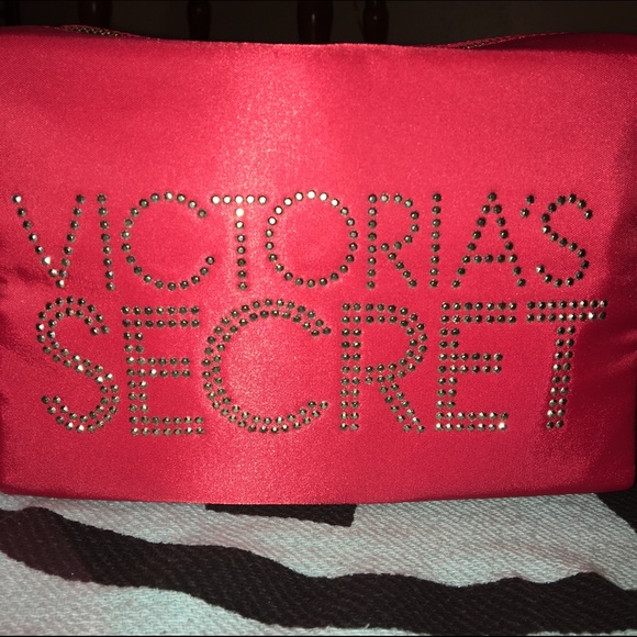❤️FREE❤️ $85 purchase! MAKE UP BAG - Picture 2 of 3