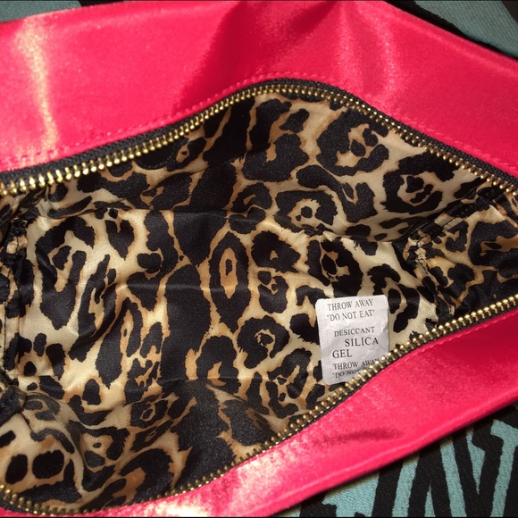 ❤️FREE❤️ $85 purchase! MAKE UP BAG - Picture 3 of 3