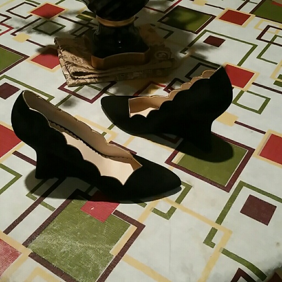 Ladies Classic black velvet wedges