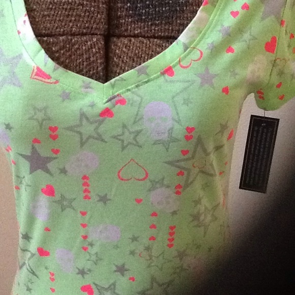 🌸🌸"NWT"🌸🌸 No Boundaries Skull Top - Picture 3 of 4