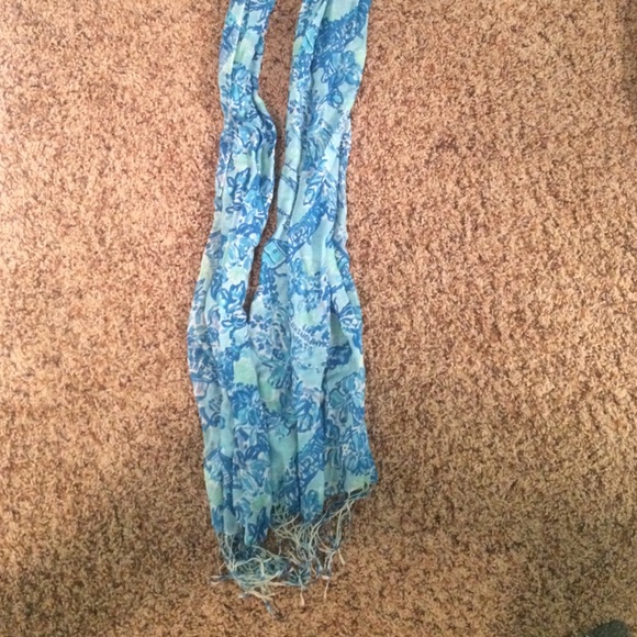 This is a Lilly scarf
