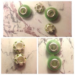 🎀4 Pandora charms🎀