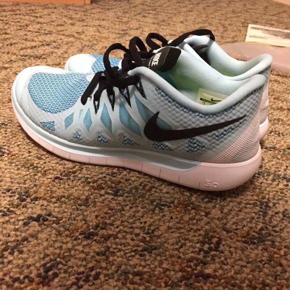 Nike Shoes - Nike Free Runs