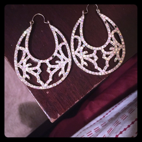 All tri colored stoned earrings!