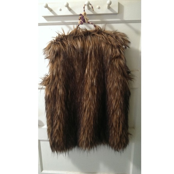 🔥PRICE DROP🔥525 America Faux Fur Vest - Picture 2 of 3