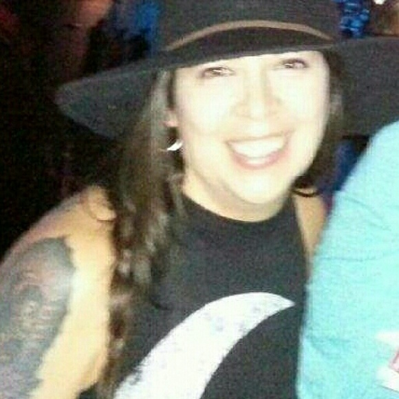 Meet your Posher, Edith - Picture 2 of 2