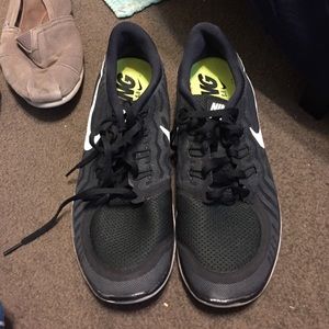 Black Nike free runs